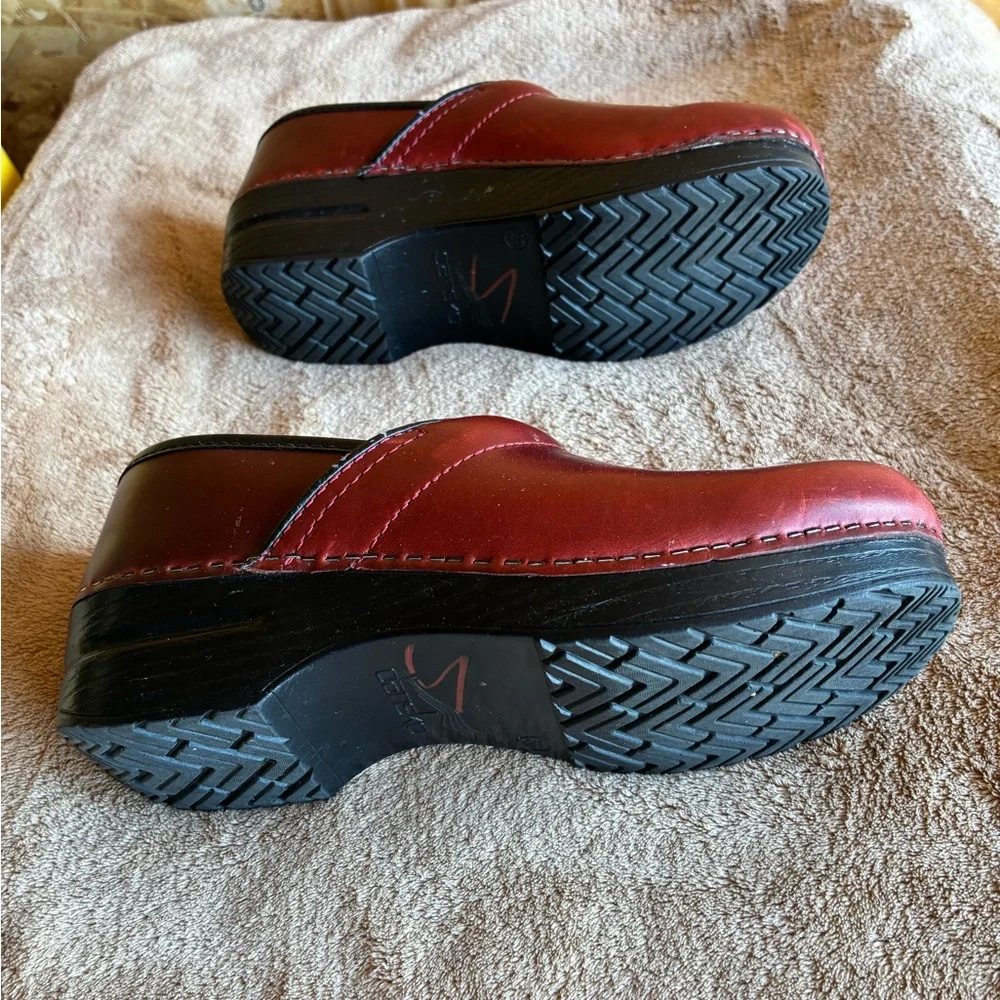 Dansko Professional XP 2.0 Cordovan Leather Clogs
Size 8 (38) - Picture 5 of 9